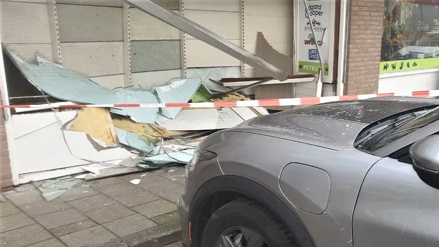 25 02 2022 auto rijdt winkelpand binnen sint oedenrode 07