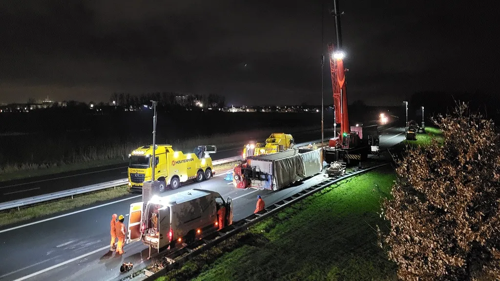 26 01 2023 vrachtwagen gekanteld op a50 01