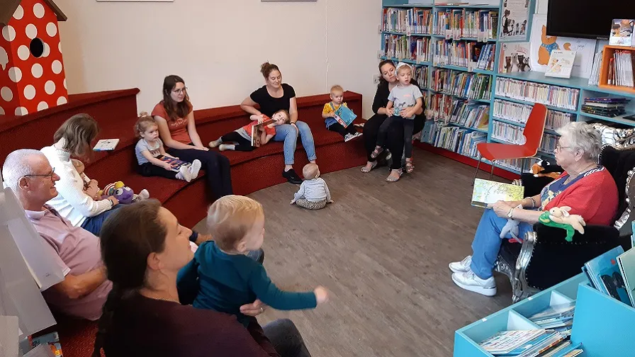 bibliotheek oma leest voor