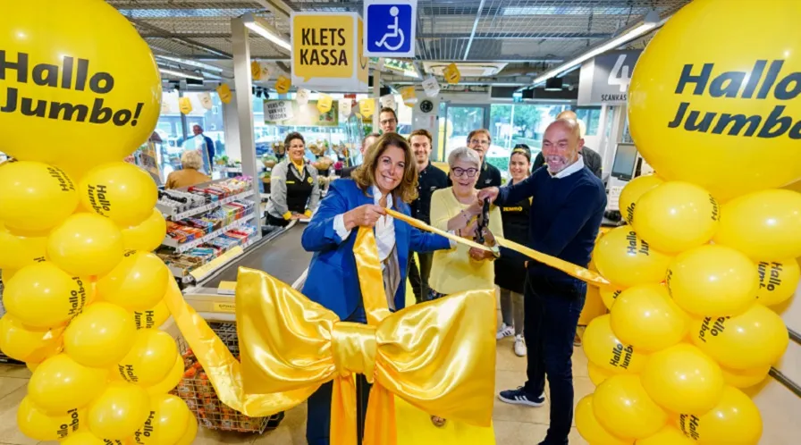 foto 1 opening van de kletskassa in udenhout door jumbo klant annie kuijpers de tilburgse wethouder rolph dols en colette cloosterman van eerd cco van jumbo