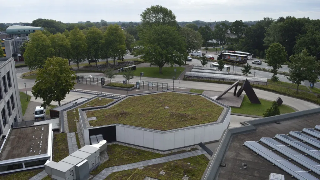 foto groen dak en zonnepanelen gemeentehuis veghel