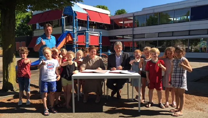 foto ondertekening nieuwbouw nijnsel