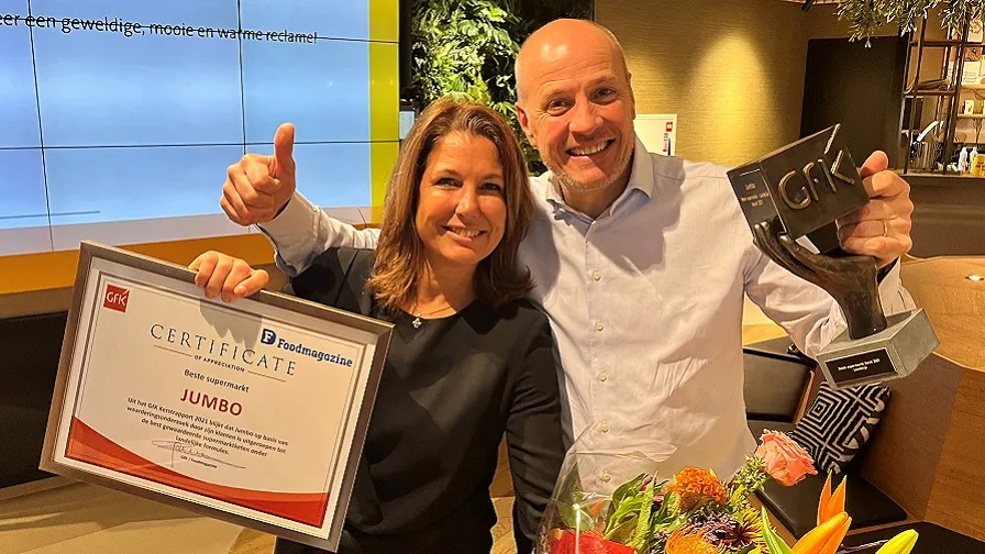 frits van eerd ceo en colette cloosterman van eerd cco van jumbo supermarkten na uitreiking van het gfk kerstrapport