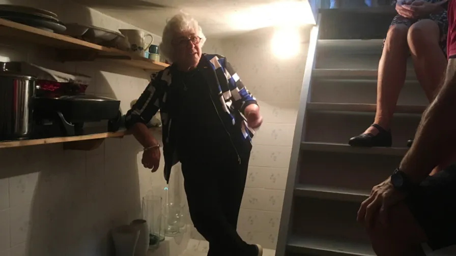 hanneke terug in de kelder in de hezelaarstraat 896x504