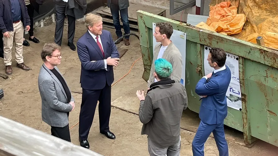 koning in gesprek met mark versteegden