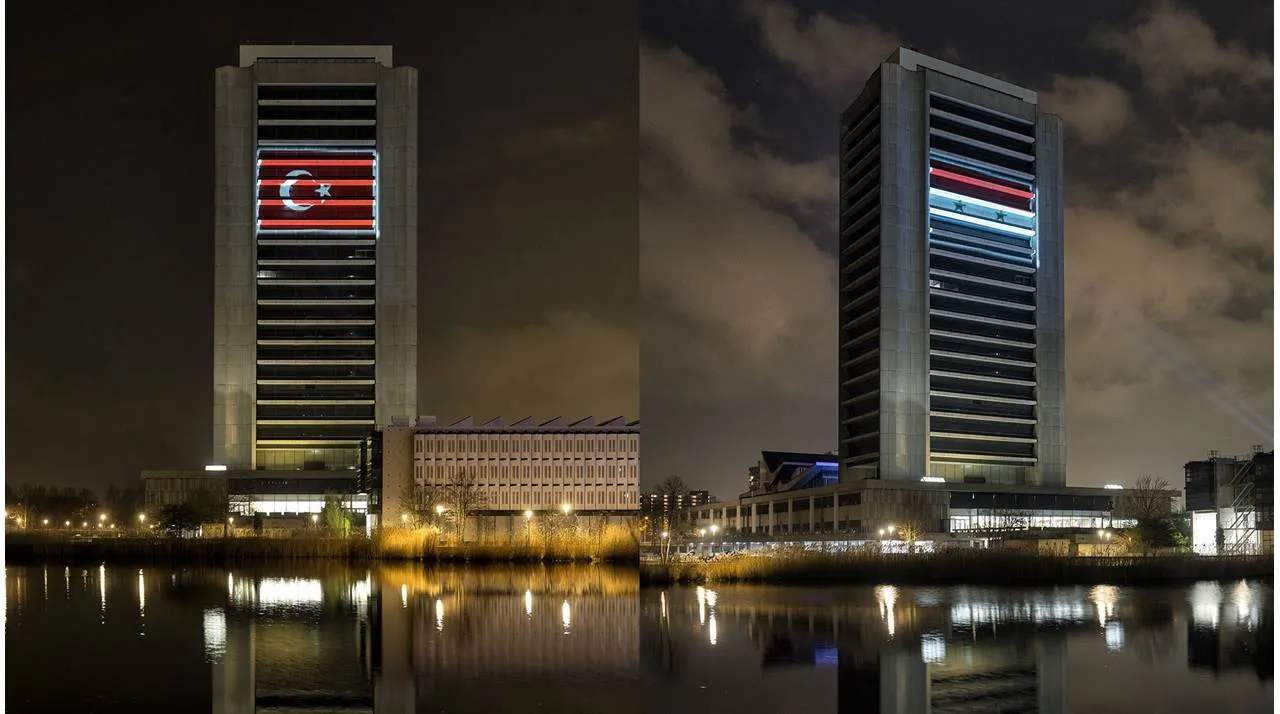 lichtprojectie turkse en syrische vlag