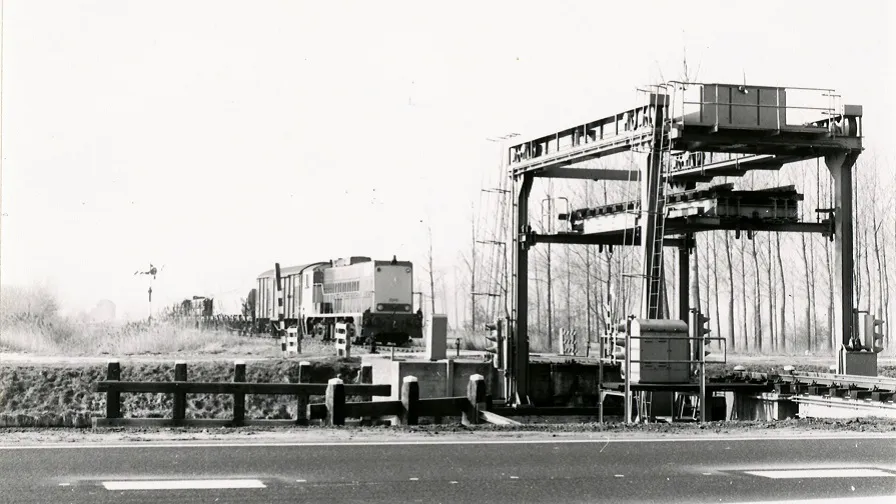 loc 2240 met bgtrein voor spoorbrug zwv veghel