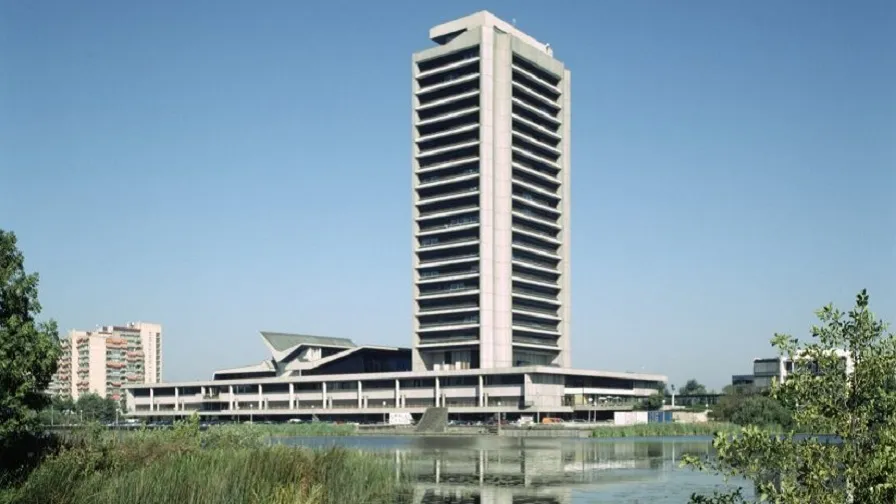 overzicht vijver op de voorgrond s hertogenbosch 20413397 rce