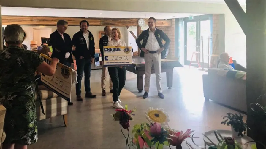 pieterbrueghelhuis ontvangt cheque lionsclub uden veghel