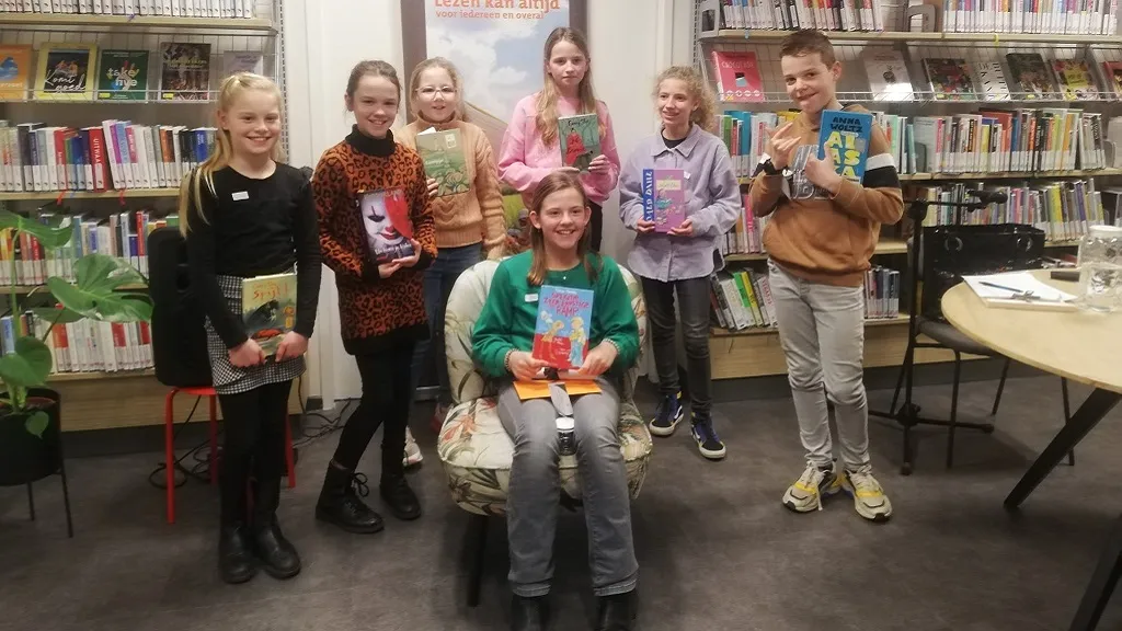 rooise winnaar suze de wert omringd door andere deelnemers