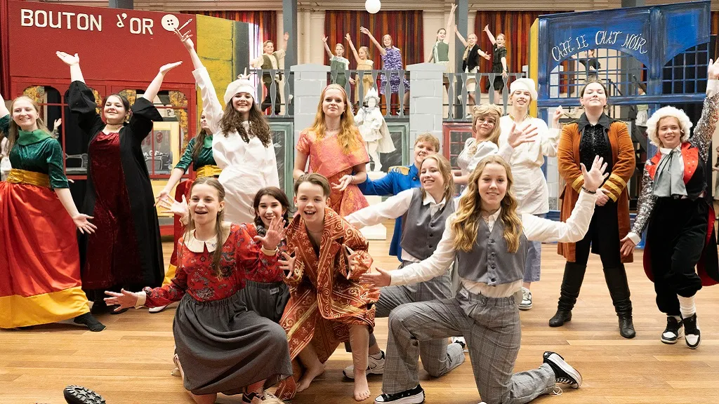 scenefoto kleren maken de keizer met in het midden milan hustinx als keizer frency koster