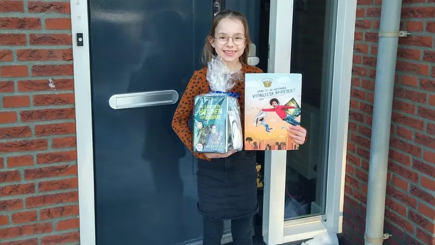 trotse voorleeskampioen juultje