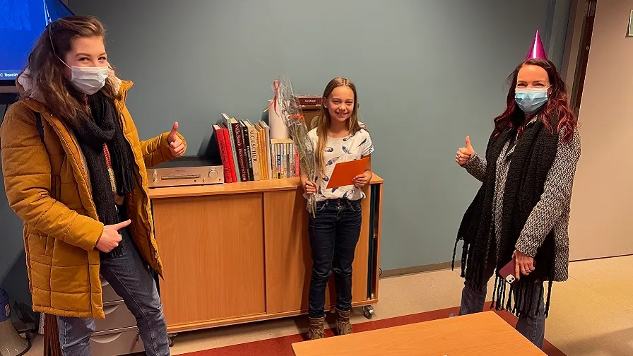 winnares yente werd verrast in de klas