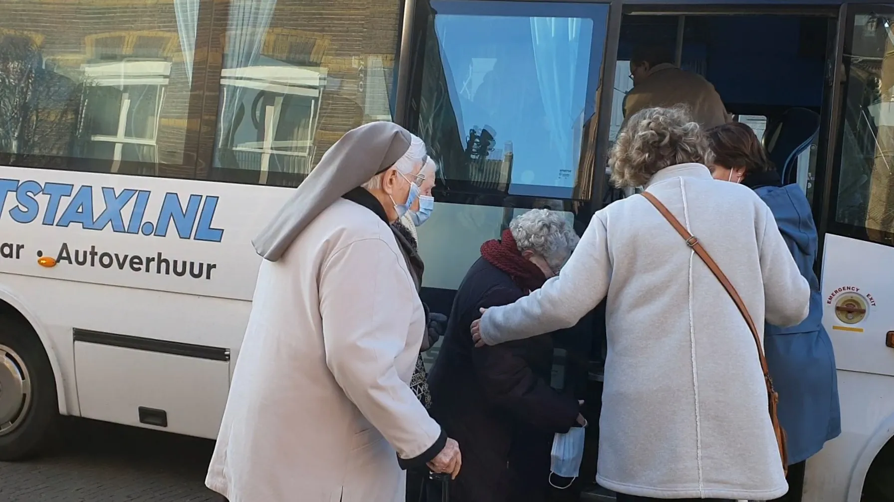 zusters instappen bus 2