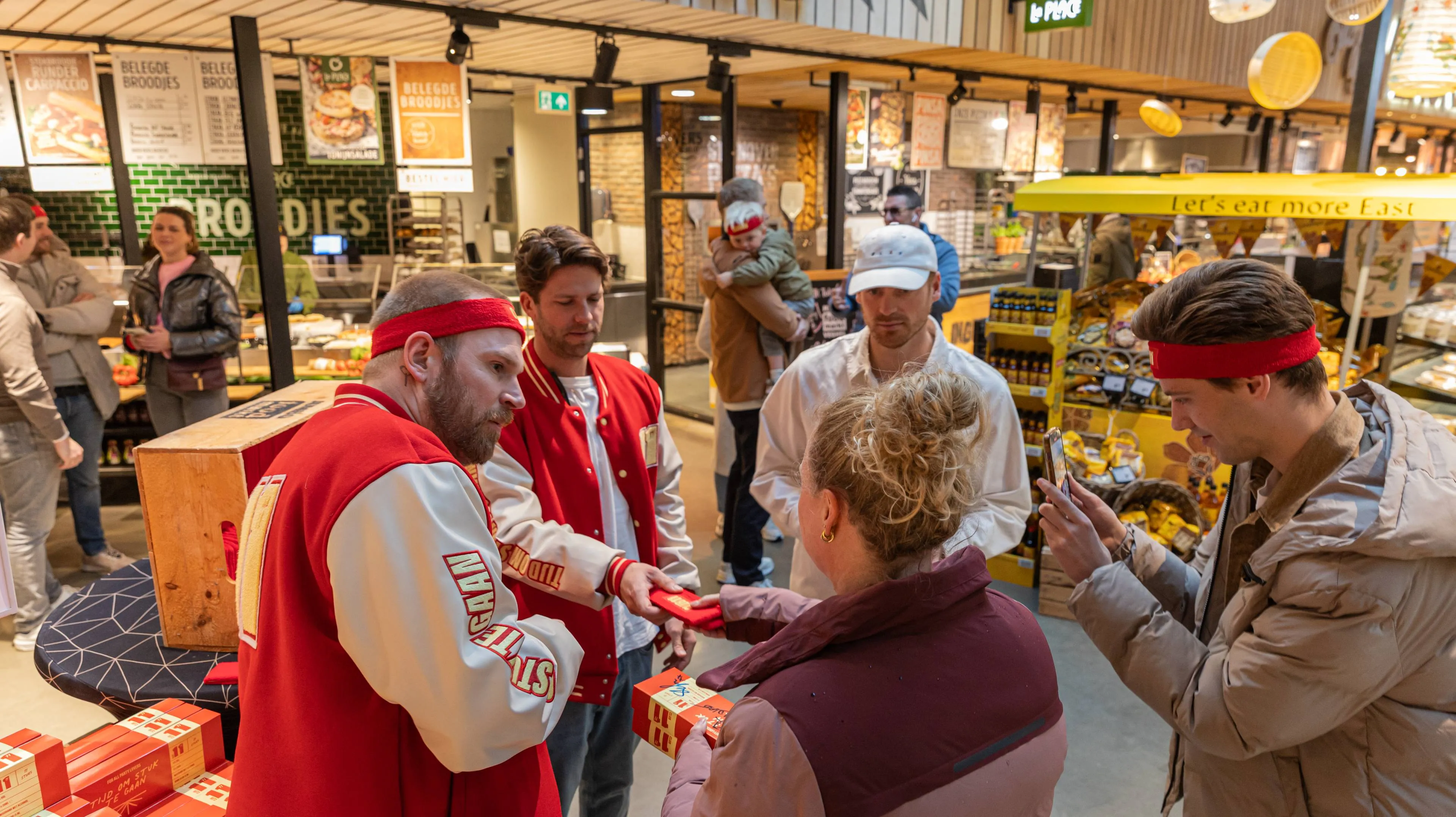2025 02 22 mannen van stuktv presenteren nieuw shotje bij jumbo 3