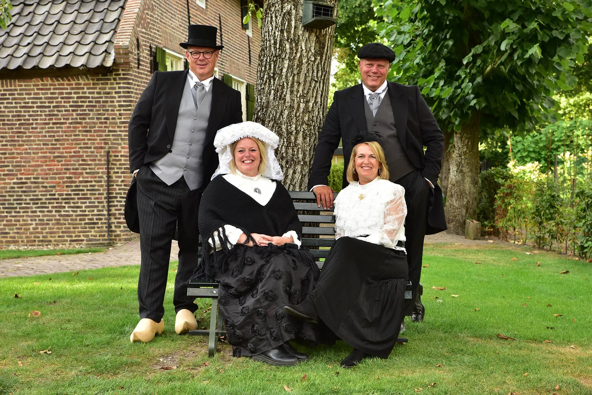 Foto Boerenbruidspaar en getuigen-lr