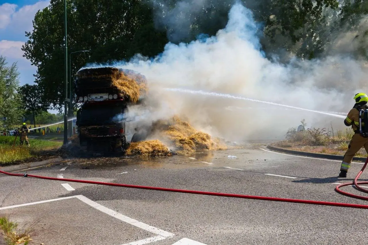 10-08-2026 Vrachtwagenbrand 01