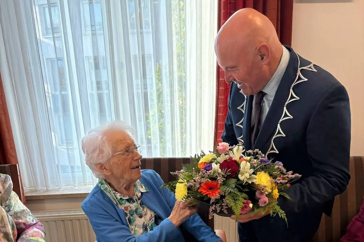 21-10-2026 Burgemeester bezoekt 100 jarige