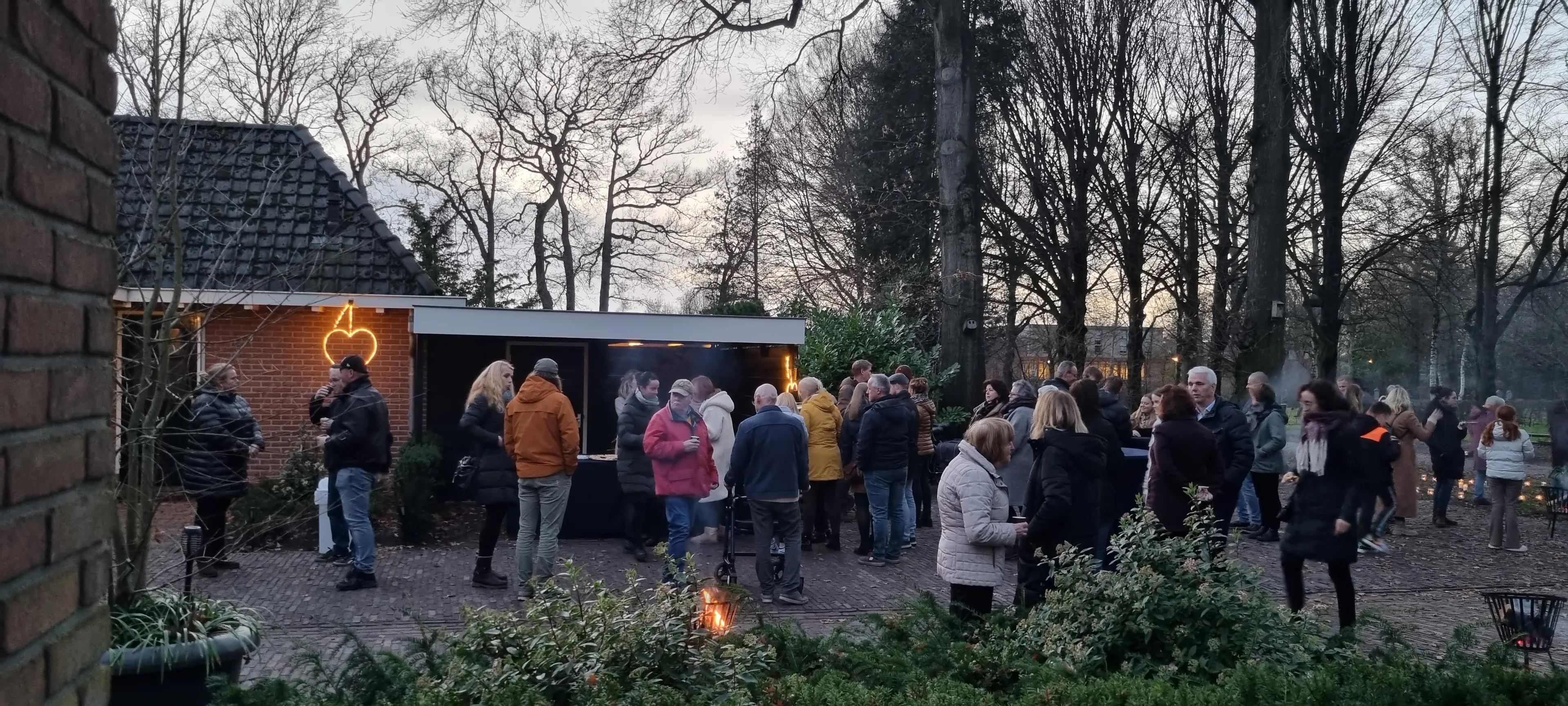herdenken in het licht bezoekers