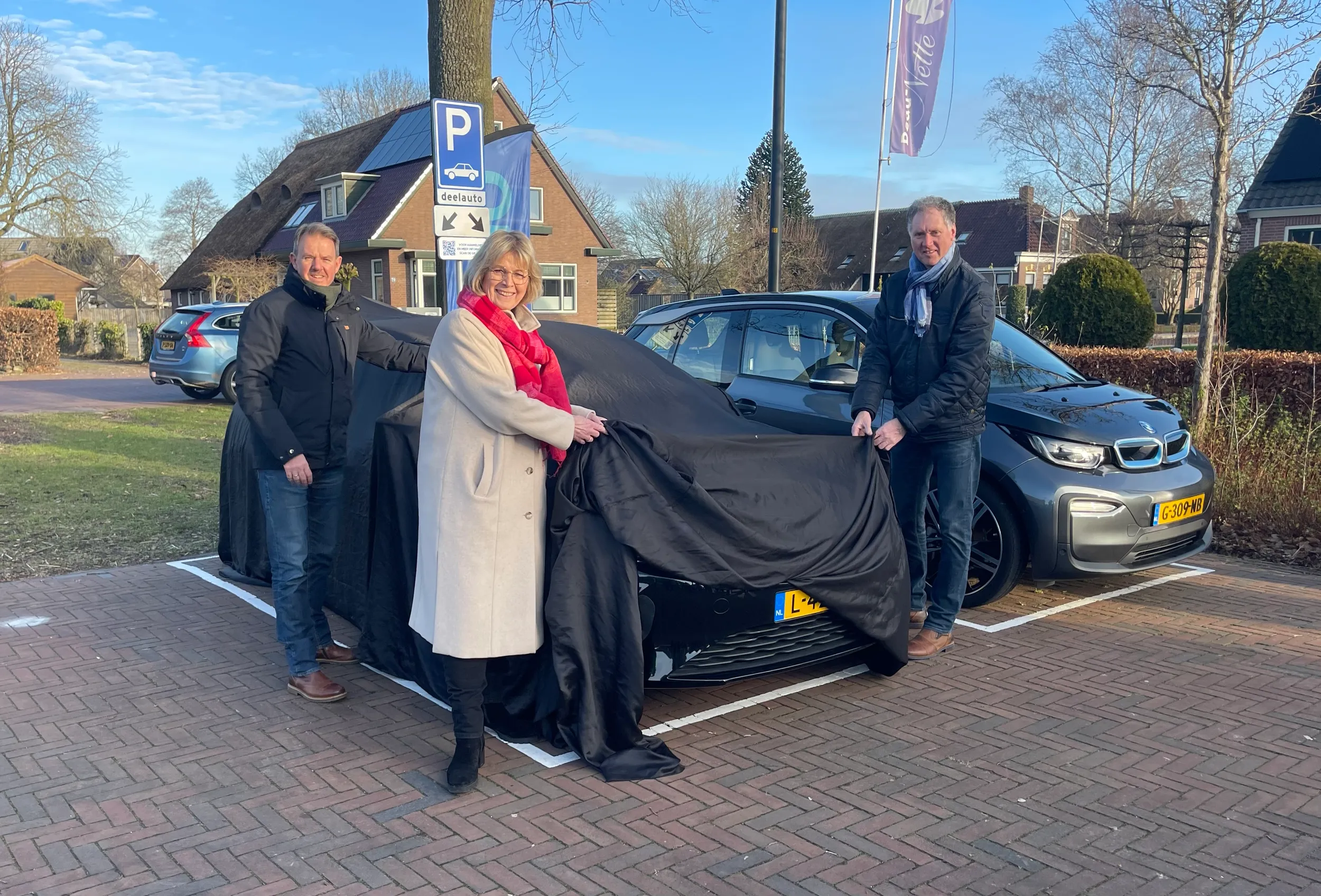 onthulling nijeveen deelt wethouder bos