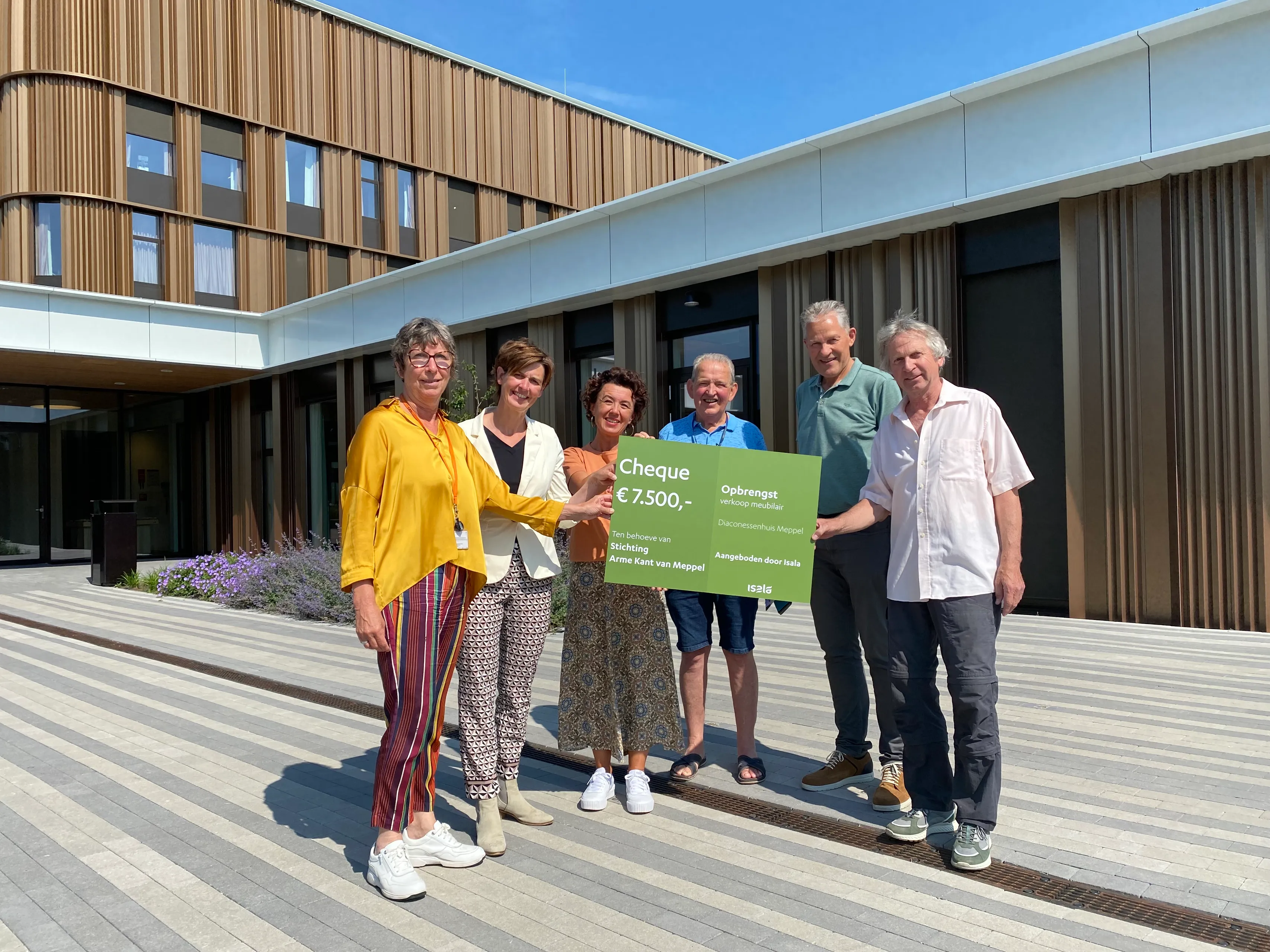 overhandiging cheque aan stichting de warme kant van meppel door isala