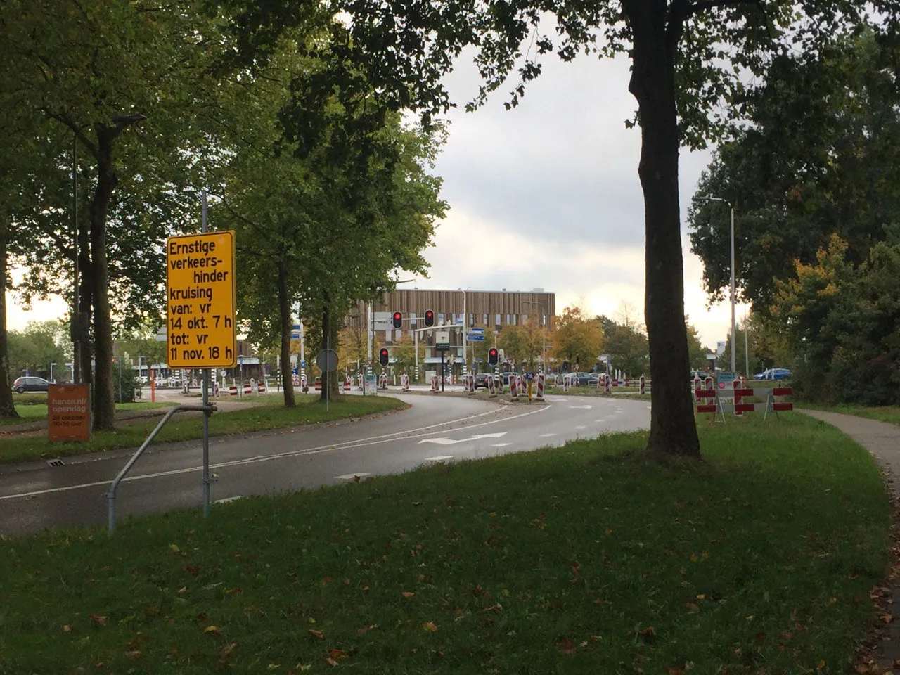 photo 5933946826862475538 y