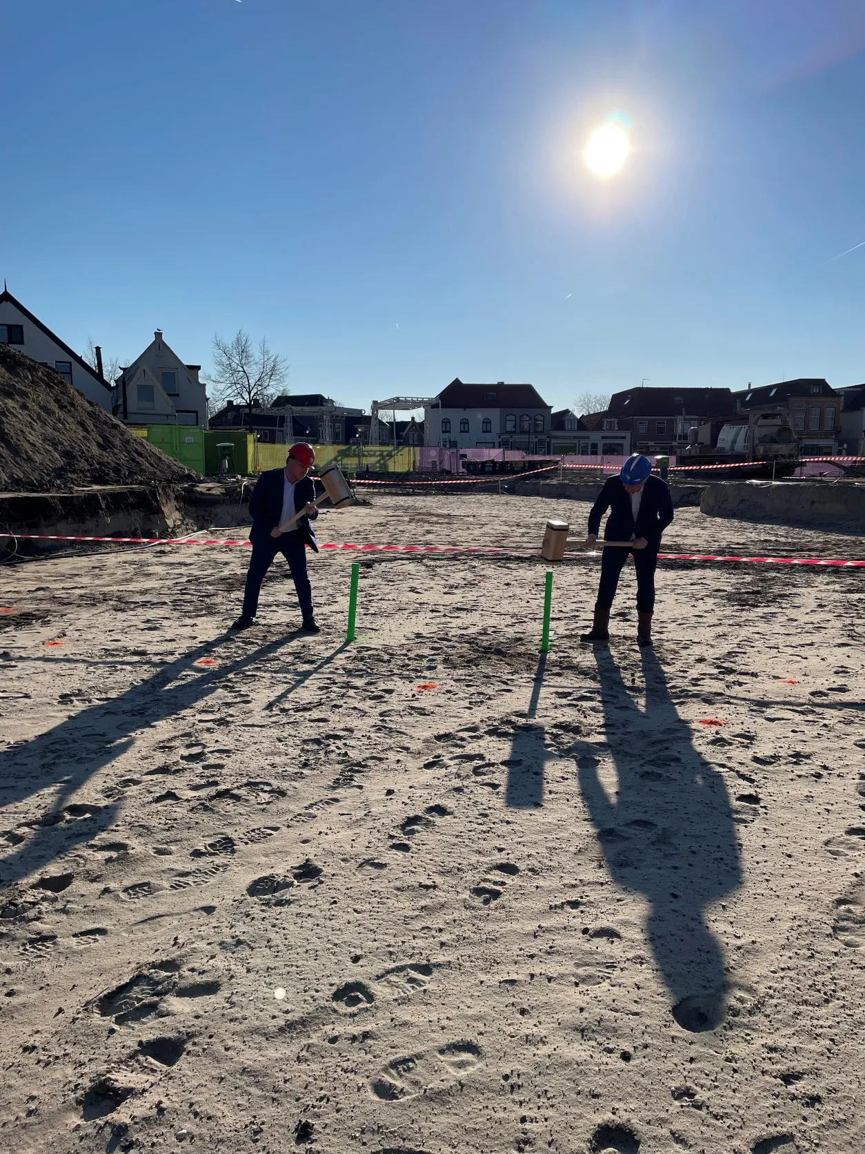 wethouder robin van ulzen links en kristian makkinga slaan de eerste paal