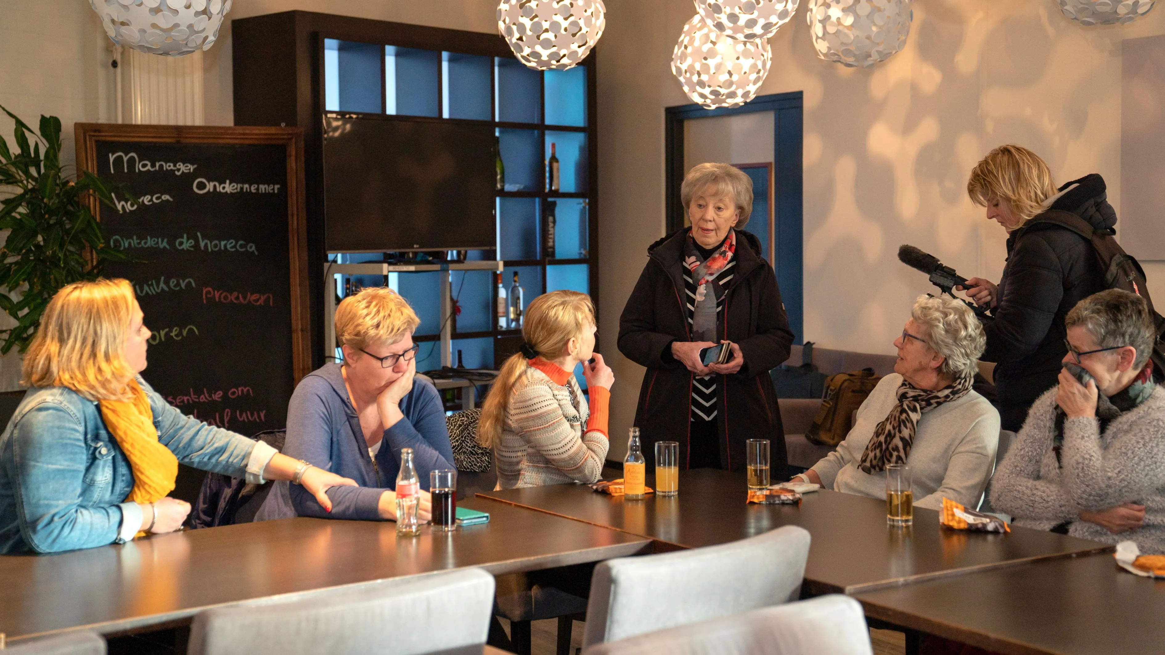 femmy van issum informeert de vrijwilligers over de afgelasting foto kim stelllingwerf