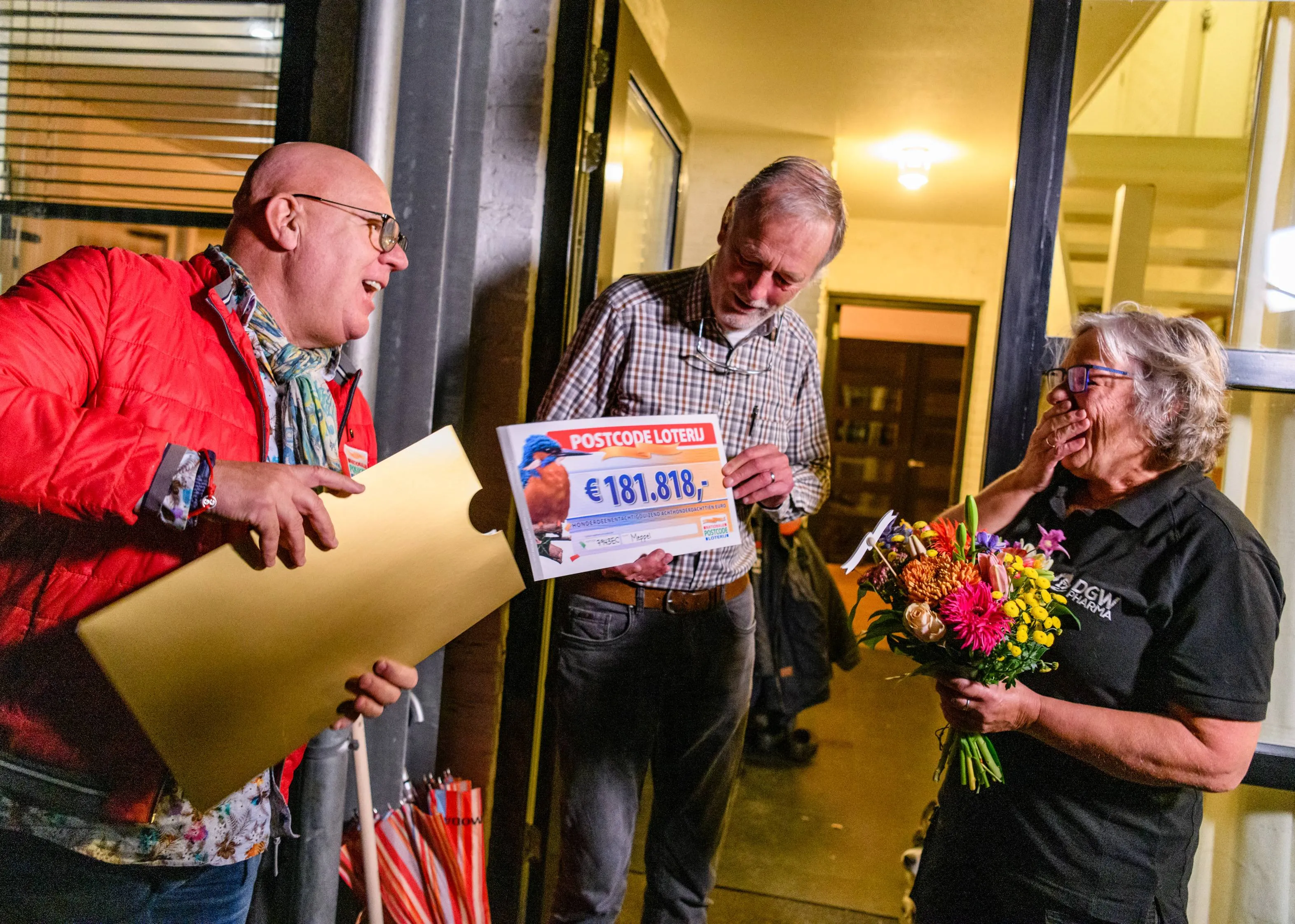 meppel domien en marianne verrast door postcode loterij ambassadeur gaston starreveld met 181818 euro