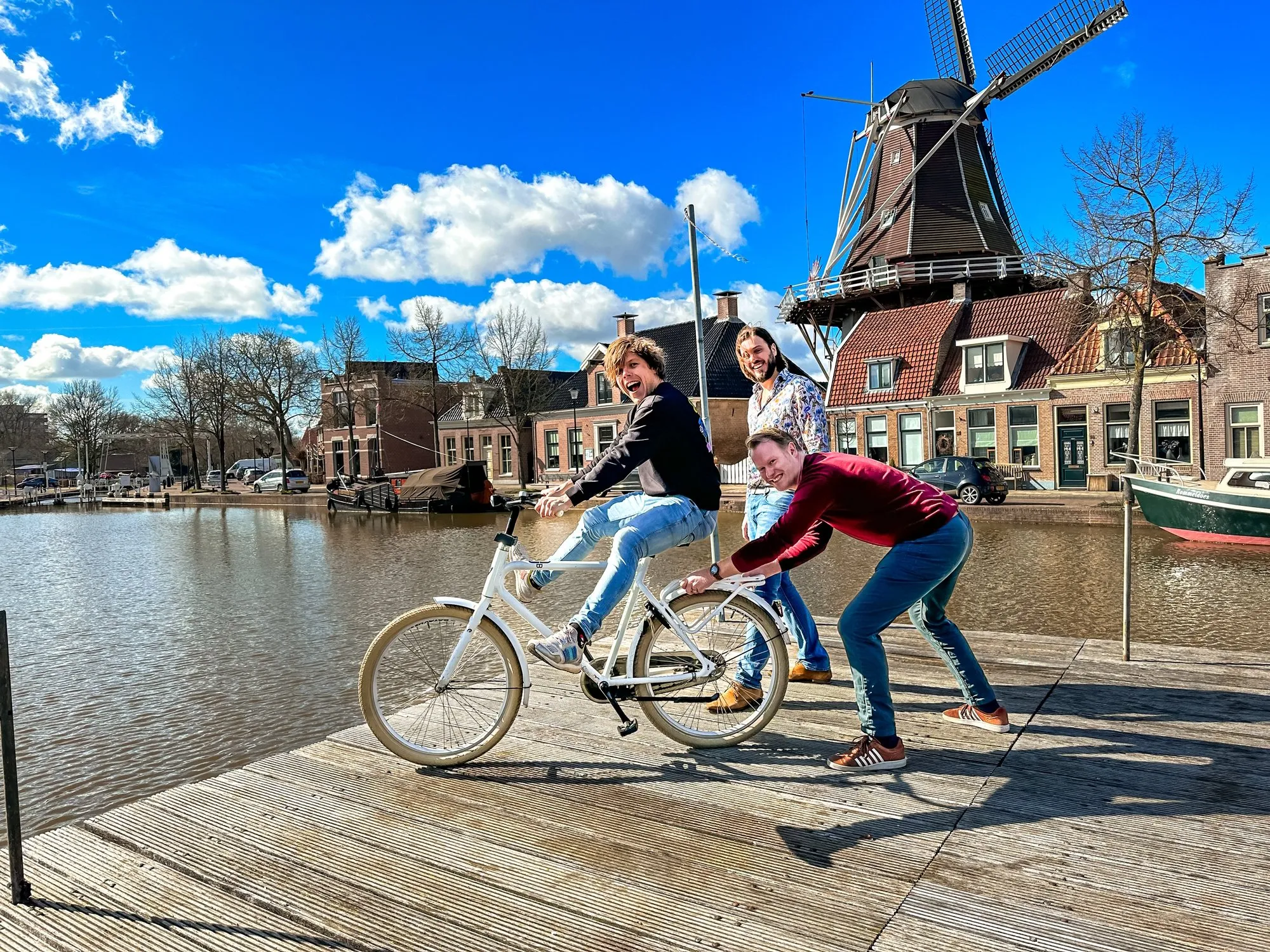 persfoto fiets m erover te land ter gracht en in de lucht