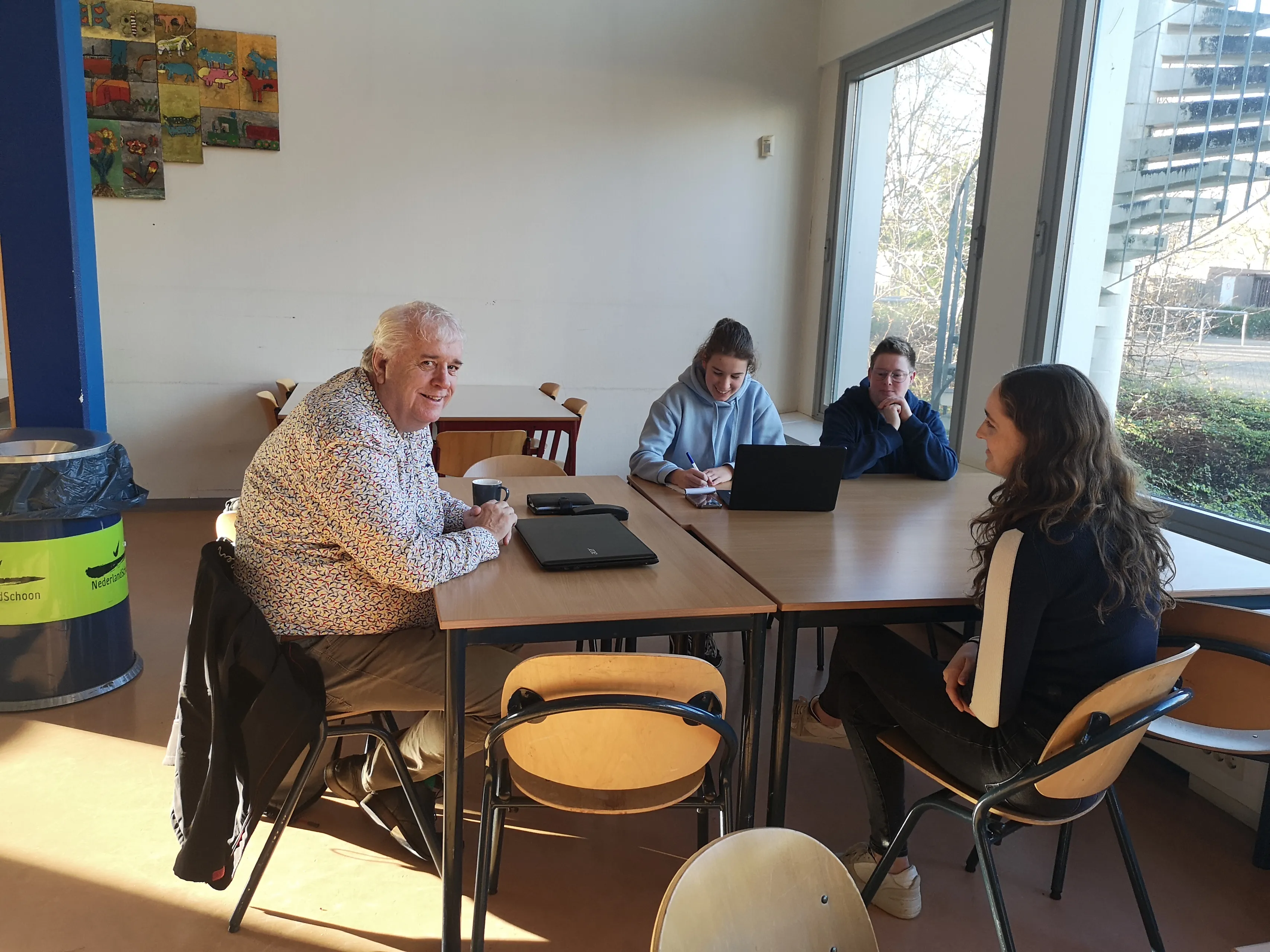 studenten met opdrachtgever in gesprek