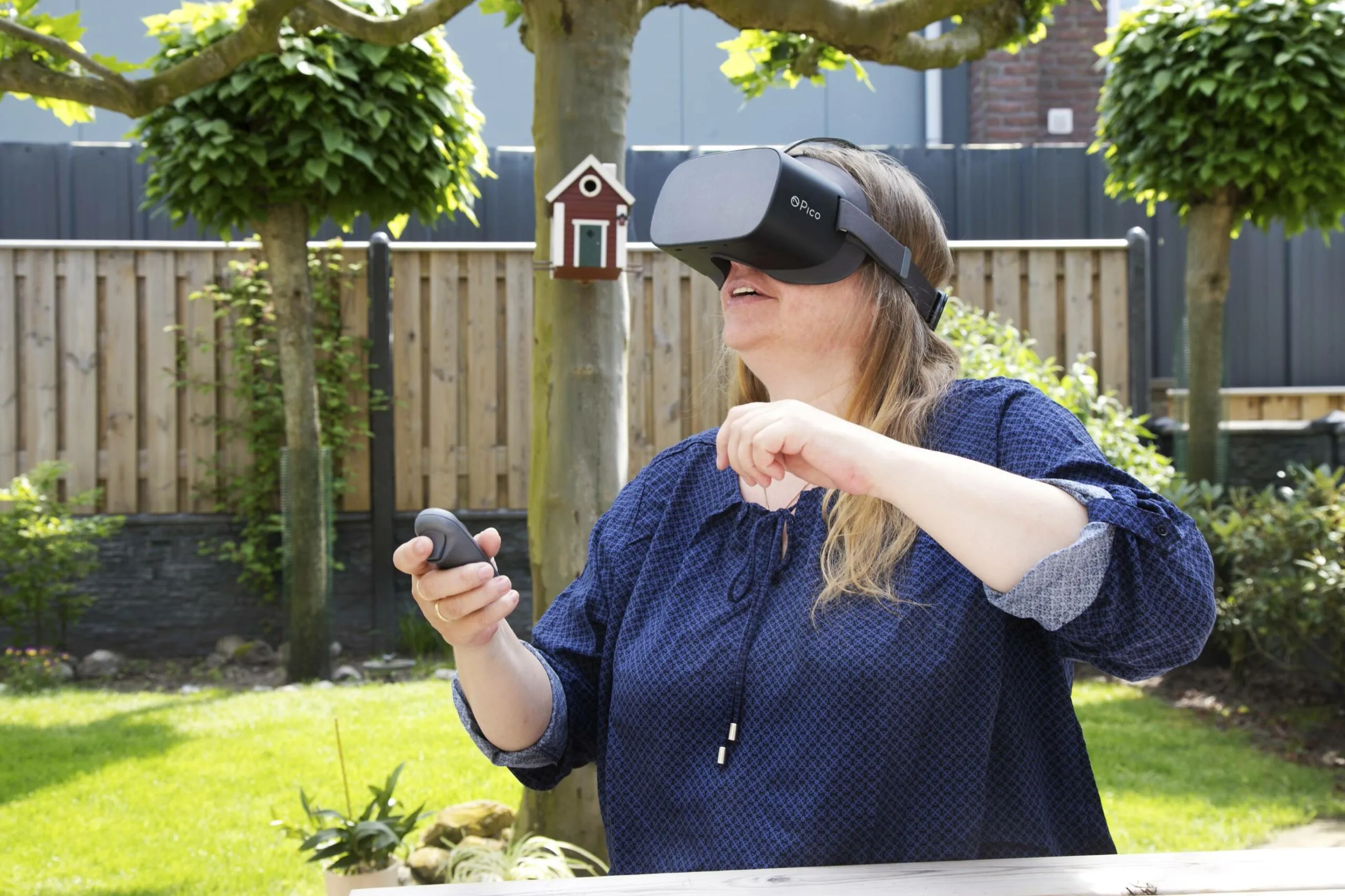 treant patient anja helder maakt thuis gebruik van de vr bril scaled