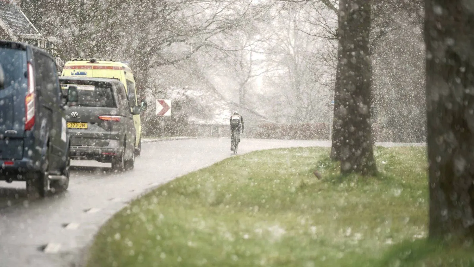 dr ronde van beeld van vorig jaar eenzame fietser in een sneeuwjacht foto ronde van drenthe