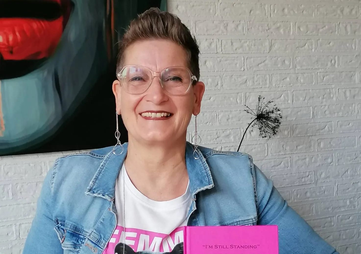 wilhelminaoord 2edith mulder met haar boek im still standing