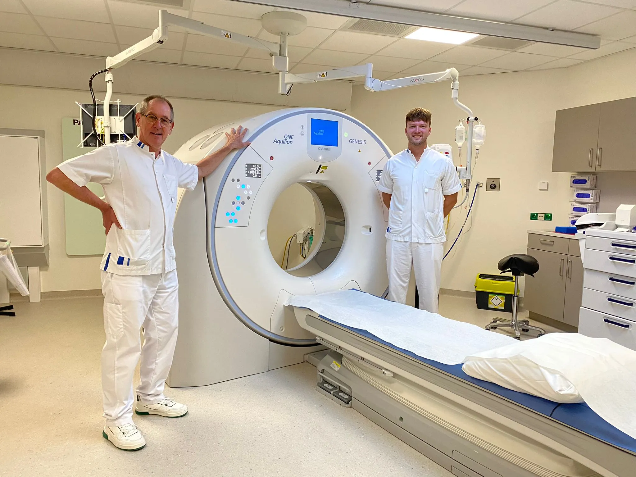 treant 241108 ct scan foto treant mbbers stefan kwant r en gert tempelman bij de nieuwe ct scanner