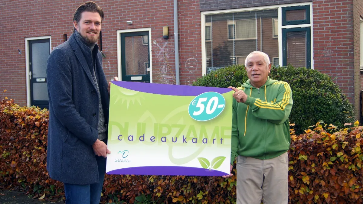 foto wethouder erjen derks overhandigt de duurzame cadeaukaart aan familie oraile in bovensmildejpg