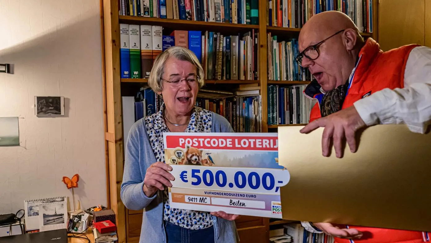 postcode loterij ambassadeur gaston starreveld reikt cheque uit aan renee uit beilen