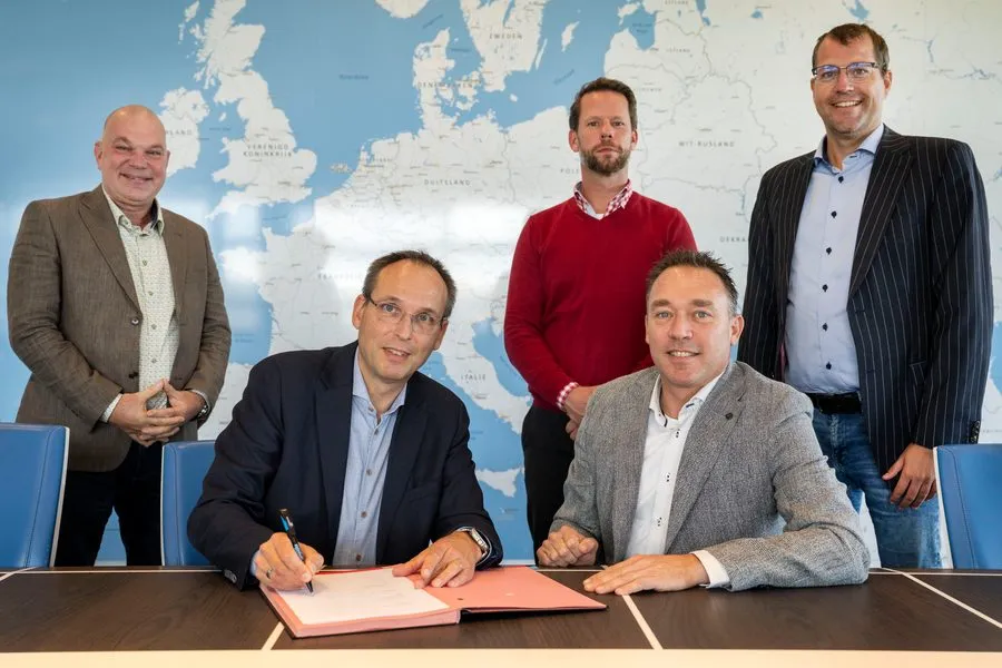 031023 ondertekening port of moerdijk en bavak 005