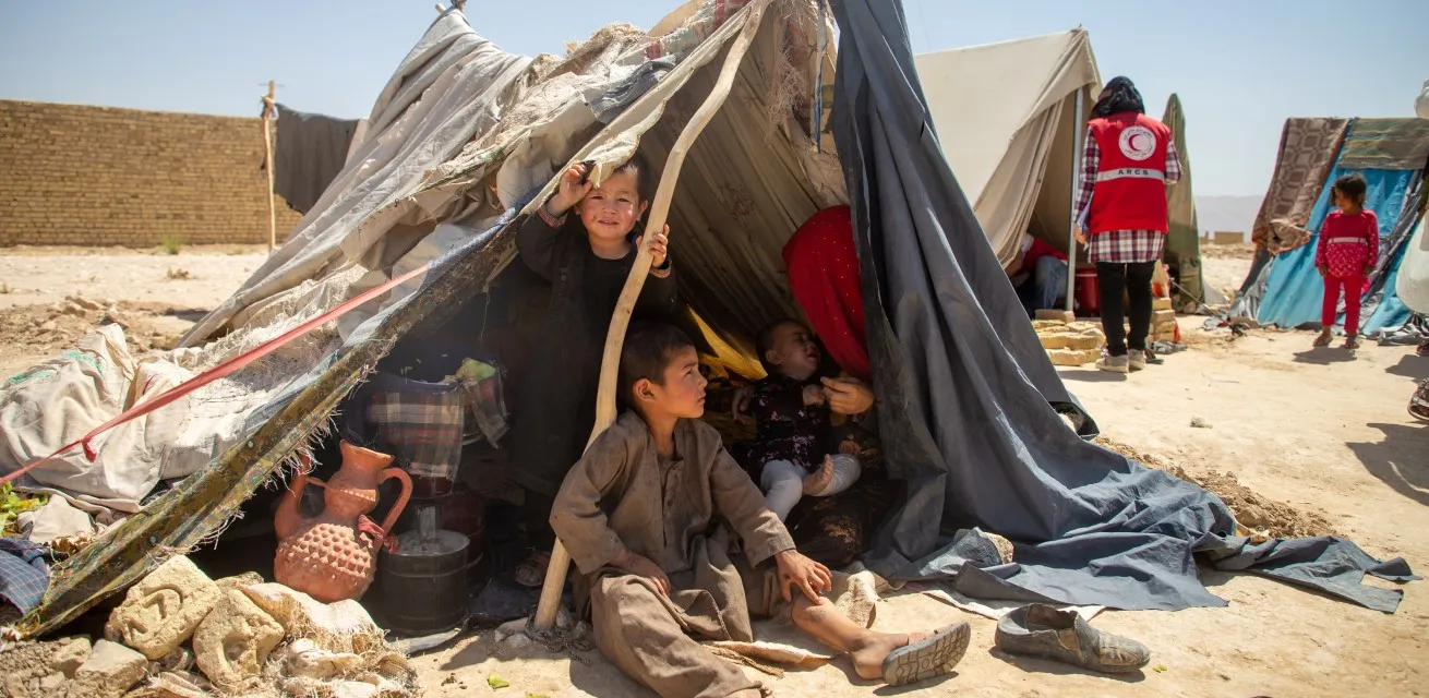 kinderen uit afghanistan in een opvangkamp rode kruis