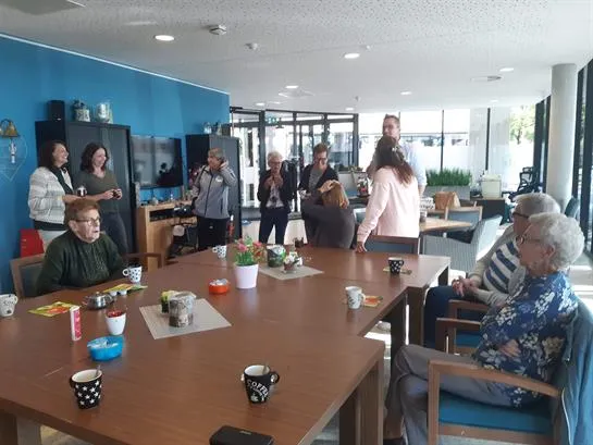 wethouder pauline joosten in gesprek met wijkzusters en wijkverpleegkundigen
