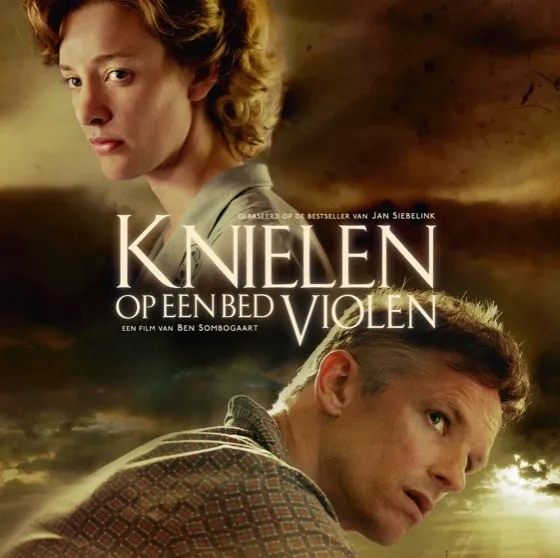 knielen op een bed violen 36000436 ps 1 s low1