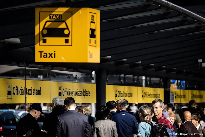 aanhoudingen in onderzoek illegale praktijken taxis schiphol