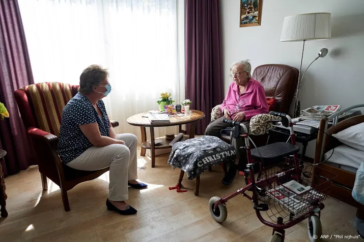 verpleeghuizen willen bezoekregeling sneller versoepelen