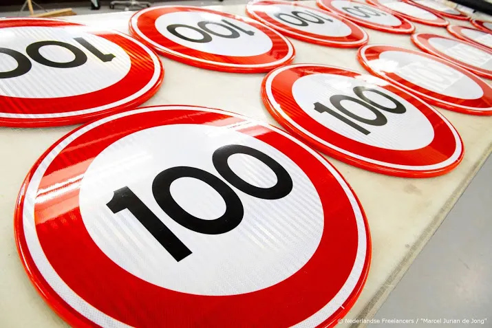 100 km uur minder ongelukken en files