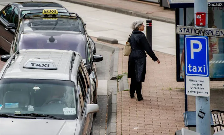 25 illegale taxichauffeurs aangehouden