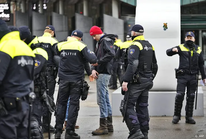 30 aanhoudingen bij demonstratie museumplein 4 agenten gewond