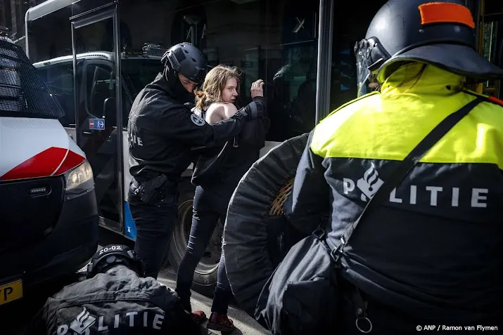 73 mensen gearresteerd bij tegendemonstratie amsterdam