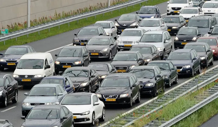 a12 uren afgesloten na ongeluk vrachtautos