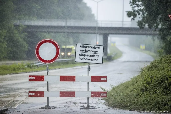 a2 bij meerssen in limburg afgesloten om overstromingsgevaar