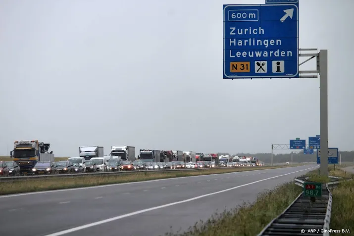 a7 in beide richtingen dicht vanwege brandende kraanwagen